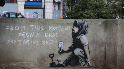 Une oeuvre signée Banksy à Londres, le 26 avril 2019 (TAYFUN SALCI / ANADOLU AGENCY)