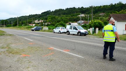 Un gendarme se tient sur la&nbsp;D813, à l'endroit où Mélanie Lemée est morte deux jours auparavant, le 6 juillet 2020. (MEHDI FEDOUACH / AFP)