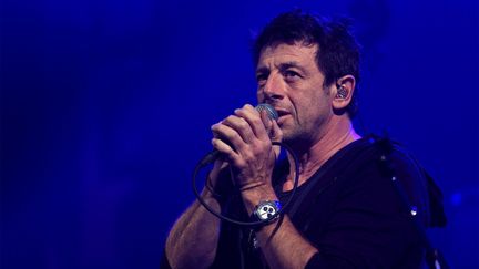 Patrick Bruel lors d'un concert pour France Bleu, au studio 105 de la Maison de la radio (CHRISTOPHE ABRAMOWITZ / RADIO FRANCE)