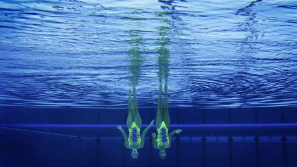 Les italiennes Giulia Lapi et Mariangela Perrupato lors des &eacute;preuves de&nbsp;natation synchronis&eacute;e.&nbsp; (TIM WIMBORNE / REUTERS)