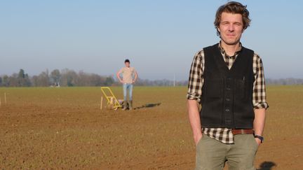 Simon Bridonneau, président de l'association Triticum. Le blé d'hiver vient&nbsp;d'être semé sur la parcelle.&nbsp; (ISABELLE MORAND / RADIO FRANCE / FRANCE INFO)