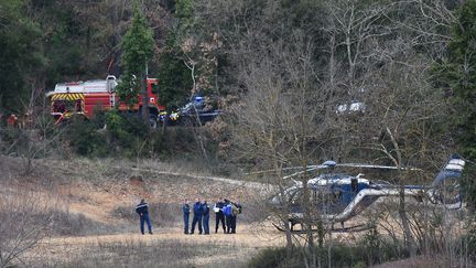 Des gendarmes sur les lieux de l'accident en février 2018.&nbsp; (ANNE-CHRISTINE POUJOULAT / AFP)