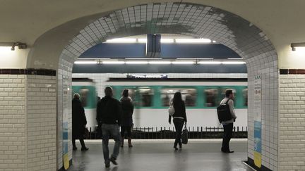 Une station de m&eacute;tro de la ligne 4, &agrave; Paris, le 13 octobre 2010. (JACQUES DEMARTHON / AFP)