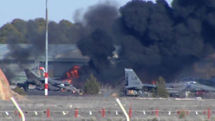 &nbsp; (L'incendie après le crash du F-16 grec © REUTERS)