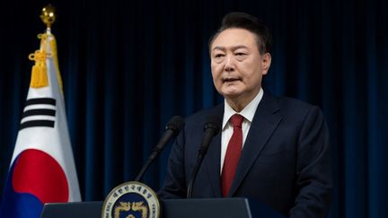 Le président sud-coréen Yoon Suk-yeol prononce une adresse à la nation depuis Séoul, le 7 décembre 2024. (SOUTH KOREAN PRESIDENTIAL OFFICE / AFP)