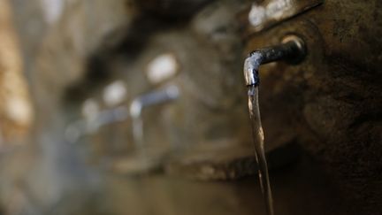 L'eau coule de l'un des tuyaux du réservoir souterrain de Montsouris, à Paris, le 9 septembre 2014. (CHRISTIAN HARTMANN / REUTERS)