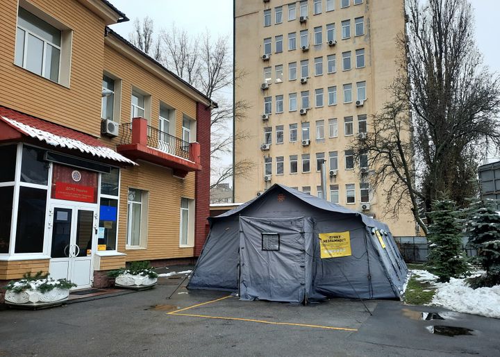 À Kiev, la mairie assure avoir ouvert plus de 400 lieux branchés sur générateurs, dont cette tente installée devant chez les pompiers, et où les habitants peuvent venir se réchauffer, boire un thé, ou charger leur portable, le 30 novembre 2022. (AGATHE MAHUET / RADIO FRANCE)