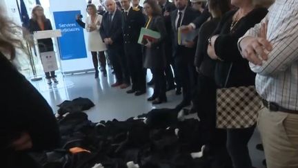 Les avocats jettent à terre leur robe devant la ministre de la Justice, Nicole Belloubet, au tribunal de Caen (Calvados), le 8 janvier 2020.&nbsp; France 3 - Normandie (CAPTURE D'ÉCRAN YOUTUBE)