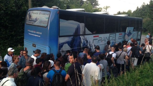 L'&eacute;vacuation des passagers a eu lieu tout au long de la soir&eacute;e, par bus, ver Lyon (Rh&ocirc;ne). (DENIS SEBASTIEN / FRANCE 2)