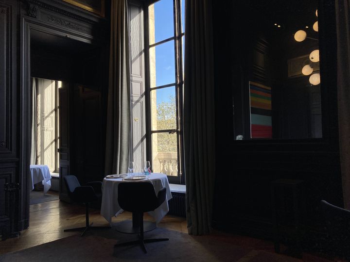 Salle du restaurant Guy Savoy Quai Conti, le 6 avril 2021 (Laurence Houot / franceinfo Culture)