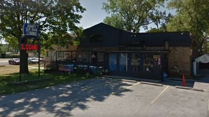 Les faits se sont produits devant le bar Manny's Blue Room, dans un village de la banlieue de Chicago. (GOOGLE MAPS)