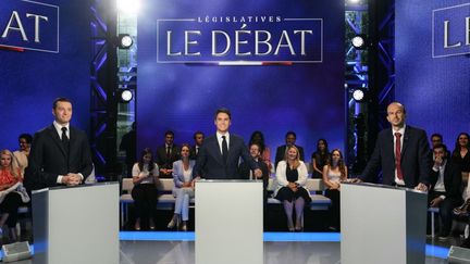 Jordan Bardella, Gabriel Attal et Manuel Bompard, le 25 juin 2024 au début du débat, à Boulogne-Billancourt (Hauts-de-Seine). (DIMITAR DILKOFF / AFP)