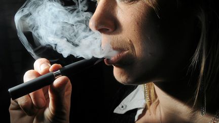 Environ 500 000 Fran&ccedil;ais auraient d&eacute;sormais adopt&eacute; la cigarette &eacute;lectronique. (MAXPPP)