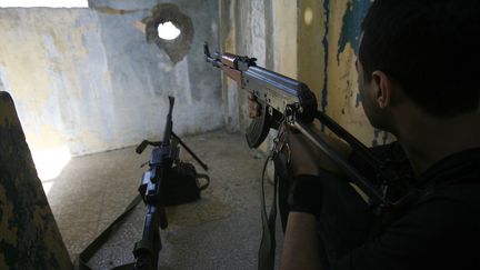 Un membre du Hezbollah sur le toit d'un b&acirc;timent, dans un quartier chiite de Beyrouth (Liban), le 22 octobre 2012. ( AFP)