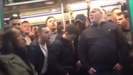 Capture d'&eacute;cran d'une vid&eacute;o montrant les supporters de Chelsea accus&eacute;s de racisme dans le m&eacute;tro parisien, le 17 f&eacute;vrier 2015. ( YOUTUBE)