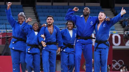 Les judokas français ont été sacrés champions olympiques de la toute première épreuve par équipes mixtes à Tokyo, le 31 juillet 2021. (ATSUSHI TAKETAZU /  AFP)