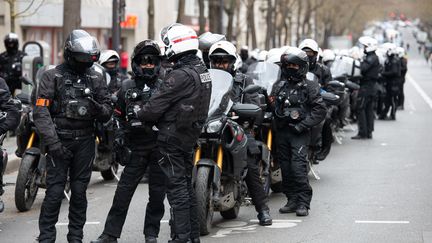 Une illustration de la brigade Brav-M lors de la manifestation contre la réforme des retraites à Paris le 28 mars 2023. (QUENTIN VEUILLET / NURPHOTO / VIA AFP)