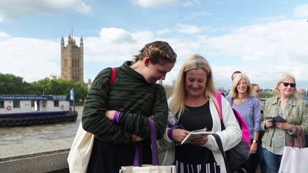 En attendant les funérailles de la reine Elizabeth II, l’affluence continue devant Westminster Hall pour rendre un dernier hommage à la souveraine.&nbsp;Il y a maintenant tellement de monde que la file d'attente a été interrompue.&nbsp;On annonce plus de 14 heures d'attente pour entrer à l'intérieur du bâtiment, vendredi 16 septembre.&nbsp; (FRANCE 2)