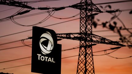 Le logo du géant de l énergie Français Total a cote de pylônes électriques. Photo d'illustration. (VINCENT ISORE / MAXPPP)