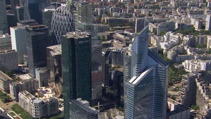 Avec la généralisation du télétravail et de nombreuses tours trop vieilles, le quartier de La Défense traverse une crise, mardi 26 novembre. Les commerces ferment et plusieurs bureaux se vident.