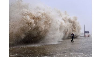 Le 23 septembre, le typhon Usagi frappe Manille. C’est la tempête tropicale la plus puissante de l’année. Accompagnée de pluies torrentielles et de rafales de vent à 165 km/h, elle se déplace vers Hong Kong et les provinces de Chine méridionale (photo). (AFP)