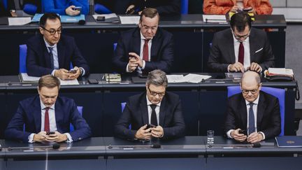 Olaf Scholz et plusieurs ministres lors d'une réunion du Bundestag allemand à Berlin, le 13 décembre 2023. (FLORIAN GAERTNER / PHOTOTHEK/MAXPPP)