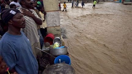 Des Haïtiens les pieds dans l'eau à Leogane au passage de l'ouragan Tomas (5 novembre 2010) (AFP / Onu-Minustah)