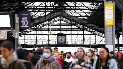 Usagers à la gare Saint-Lazare à Paris, le 24 décembre 2022. (GAO JING / XINHUA)