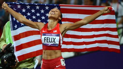 La consécration. Deux fois privée de l'or olympique sur 200 mètres par la Jamaïquaine&nbsp;Veronica Campbell, Allyson Felix prend sa revanche à Londres en 2012. Elle décroche sa première médaille d'or olympique individuelle sur son épreuve fétiche, devançant Shelly-Ann Fraser-Pryce et Carmelita Jeter. Son éternelle rivale termine au pied du podium. (OLIVIER MORIN / AFP)