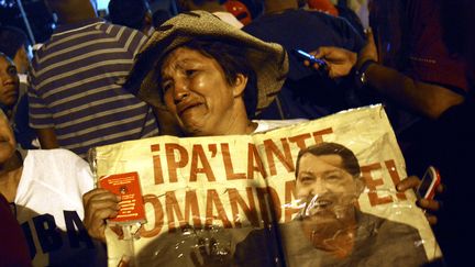 Une partisane&nbsp;d'Hugo Chavez en larmes, le 5 mars 2013 &agrave; Caracas (Venezuela). (LEO RAMIREZ / AFP)