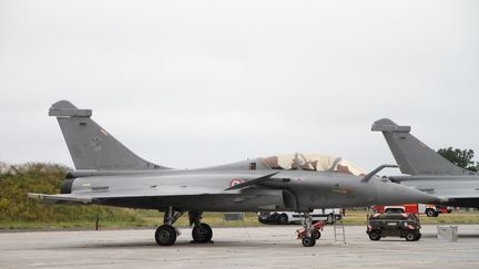 Un Rafale de l'armée de l'air sur la base aérienne 120 de Cazaux (Gironde). (FRÉDÉRIC FLEUROT / FRANCE-BLEU GIRONDE)