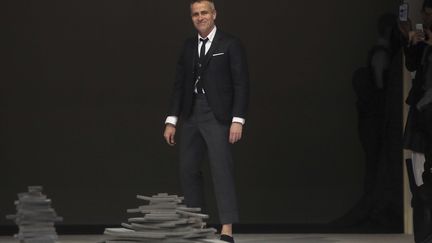 Thom Browne, né en 1965, est un styliste américain mais également une marque de prêt à porter fondée en 2003 par le créateur éponyme, et basée à New York. Il propose ici une garde-robe classique, contemporaine, d'une élégance époustouflante. Il a encore une fois offert un défilé spectaculaire !
