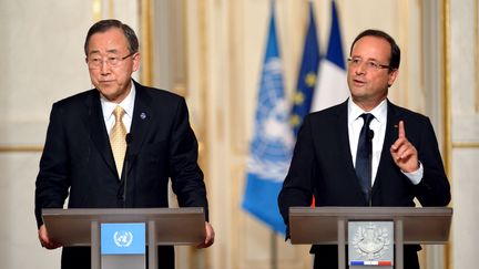 Ban Ki-moon (&agrave; g.),&nbsp;le secr&eacute;taire g&eacute;n&eacute;ral de l'ONU,&nbsp;et&nbsp;Fran&ccedil;ois Hollande, &agrave; Paris, le 9 octobre 2012. (ERIC FEFERBERG / AFP)