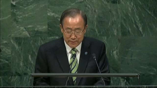 Signature de la COP21 : "C'est un moment d'histoire," lance Ban Ki-moon, en français, à la tribune de l'"ONU