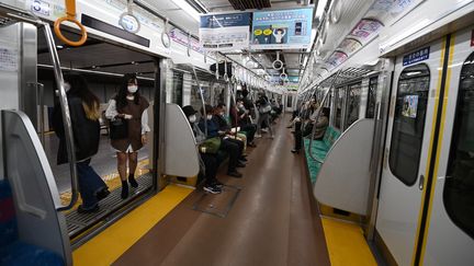 Une image de caméra de surveillance du métro japonais reprenant le service après l'agression de plusieurs passagers, le 1er novembre 2021. (DAVID MAREUIL / ANADOLU AGENCY / AFP)