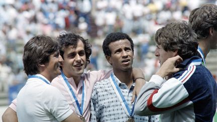 Henri Michel (à gauche), Michel Platini, Jean Tigana et Luis Fernandez (à droite) le 28 juin 1986 à Puebla&nbsp;(Mexique) lors de la Coupe du Monde. (STAFF / AFP)