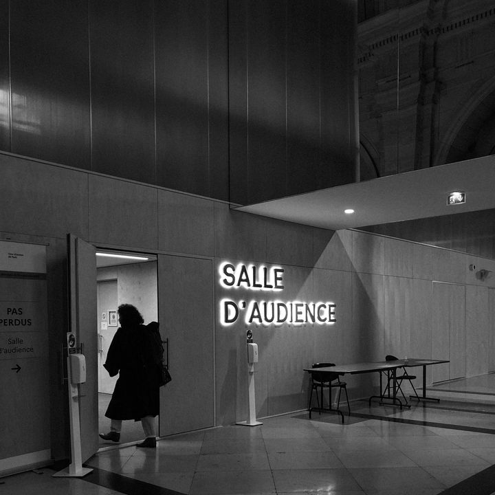 Salle d'audience du Palais de Justice de Paris où se tient le procès des attentats du 13-Novembre. (DAVID FRITZ-GOEPPINGER POUR FRANCEINFO)