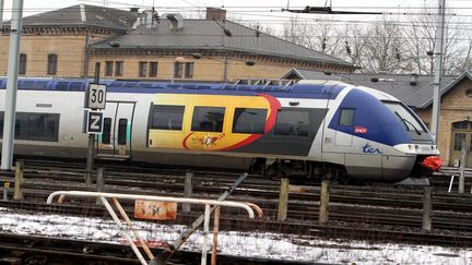 &nbsp; (En Lorraine, la CGT SNCF s'indigne. Des Passagers ont dû porter secours à un conducteur victime d'un malaise © MaxPPP)