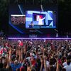 Des supporters français ont investi le Club France, le 2 août 2024, afin d'assister à la finale du 200 m quatre nages de Léon Marchand, star tricolore de ces Jeux olympiques de Paris. (THIBAUD MORITZ / AFP)