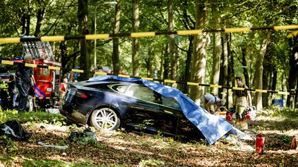 Une voiture autonome Tesla Model S a percuté un arbre pour une cause indéterminée à Baarn (Pays-Bas), le 7 septembre 2016. (ROBIN VAN LONKHUIJSEN / ANP)