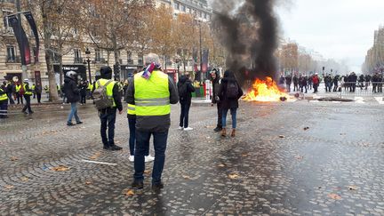 Les gilets jaunes brûlent des pneus sur les Champs Elysées, à Paris, le 24 novembre 2018 (illustration). (BENJAMIN ILLY / FRANCE-INFO)