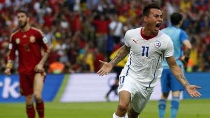 L'attaquant chilien Eduardo Vargas c&eacute;l&egrave;bre son but contre l'Espagne, le 18 juin 2014 &agrave; Rio de Janeiro (Br&eacute;sil). (JORGE SILVA / REUTERS)