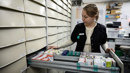 "Près de 4 000 médicaments" en rupture ou en risque de rupture à la date du 26 octobre 2023 (photo d'illustration). (MARTIN ROCHE / MAXPPP)