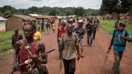 Des miliciens&nbsp;anti-balaka&nbsp;marchent à Gambo (Centrafrique), le 16 août 2017. (ALEXIS HUGUET / AFP)