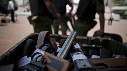 Des armes récupérées à Mexico (Mexique), lors d'une opération "armes contre argent" le 24 mai 2011 (BERNARDO MONTOYA / MAXPPP)