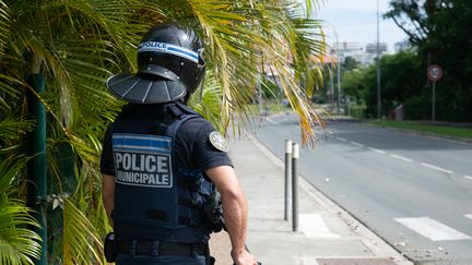 Un policier municipal surveille une rue à Nouméa lors des émeutes en Nouvelle-Calédonie, le 15 mai 2024. (DELPHINE MAYEUR / AFP)