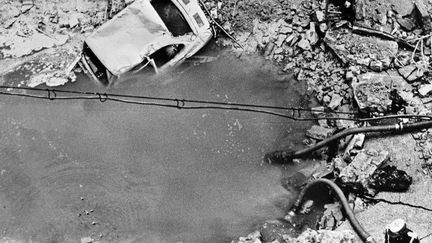 L'attentat contre le premier ministre de Franco, l'amiral Carrero Blanco, le 20 décembre 1973, a laissé un impressionnant cratère. La bombe avait été posée sous la chaussée au moyen d'un tunnel creusé à partir d'un immeuble adjacent.  (EUROPA PRESS / AFP)