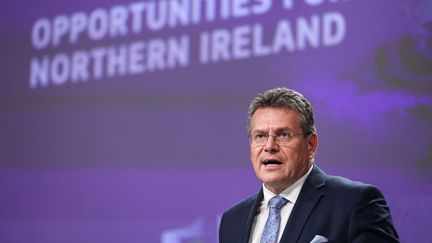 Le vice-président de la Commission européenne,&nbsp;Maros Sefcovic, lors d'une conférence de presse à Bruxelles (Belgique), le 13 octobre 2021. (ARIS OIKONOMOU / AFP)