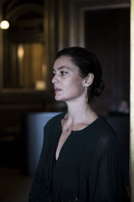 Aurélie Dupont&nbsp;en&nbsp;coulisses, dans le palais Garnier. (ZIHNIOGLU KAMIL / LE MONDE / SIPA)