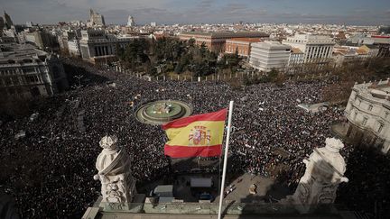 Une manifestation pour la défense du système de santé public en Espagne, le 12 février 2023 à Madrid. (BURAK AKBULUT / ANADOLU AGENCY / AFP)